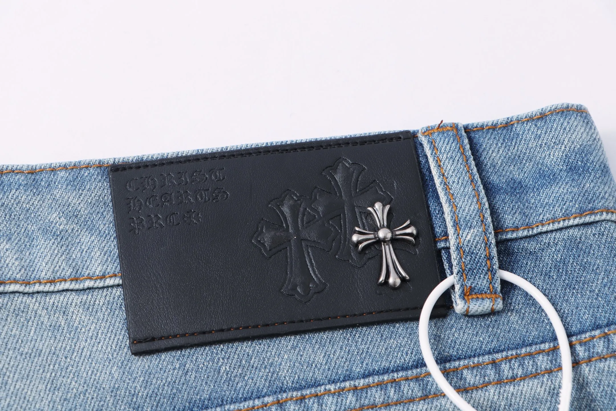 P260 Style No.: H84 Croxin & 𝐂𝐡𝐫𝐨𝐦𝐞 𝐇𝐞𝐚𝐫𝐭 ss25 blue and black leather test jeans. Styles with different washed textures are very friendly to people with thin legs. The slightly flared version perfectly modifies the leg shape. The timeless and moderate length makes it easy to match and match. It is the basis for various styles and is a must-have in your wardrobe! The fabric is stiff but also makes the upper body soft without losing texture. The washing process is even more perfect. It is a must-have item for everyone! ! ! Washed wheat, hang tag, pants label, three labels complete Color: blue Size: 30-32-34-36